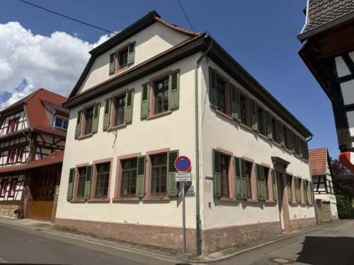 Schweigen-Rechtenbach Immobilien Ehemaliges Schulhaus mit Innenhof und Nebengebäuden-klassizistischer Baustil mit Denkmalschutz Haus kaufen
