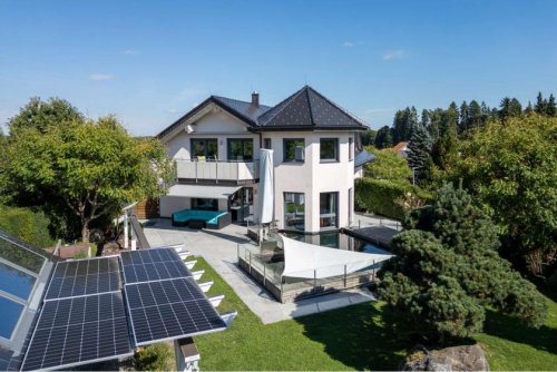 Löffingen Immobilienportal LUXUS-ZWEIFAMILIENHAUS MIT AUFZUG, SAUNA, GARTEN, GARAGEN & KOI-BECKEN Haus kaufen