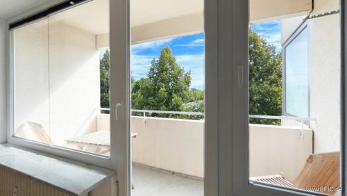 München Immobilien Bezugsfreies Apartment mit Balkon – direkt an der U-Bahn - gross hell renoviert Wohnung kaufen