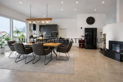 Denkendorf Haus Luxusvilla mit 193 m² Wohnfläche, Einliegerwohnung, 40 m² Balkon & 95 m² XXL-Garage - unverbaubarer Weitblick in von