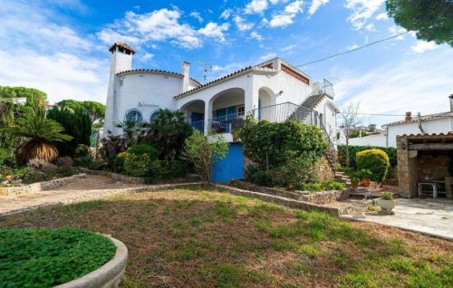 LEscala Immobilien Freistehendes Haus mit grossem Grundstück in Puig Sec bei Escala.
Erdgeschoss mit grossem Wohn- Esszimmer mit Kamin und Ausgang