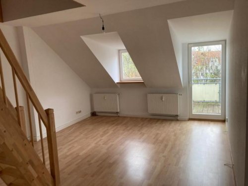 Roßwein Immobilien Großzügige DG 4-Zimmer mit Laminat, Wannenbad und Balkon in ruhiger Lage! Wohnung mieten