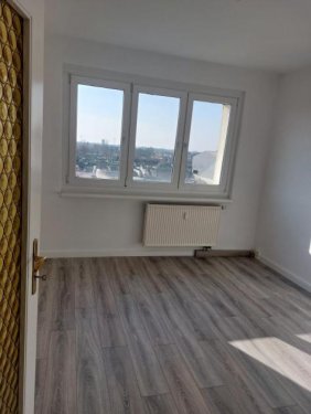 Dessau-Roßlau Mietwohnungen Wohnen über der Stadt freundliche helle 3-R-Wohnung im DG.ca.58,20 m² mit BLK. zu vermieten. Wohnung mieten