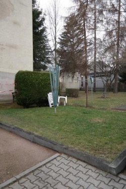 Zwickau Günstige Wohnungen Großzügige DG 2-Zimmer mit Laminat, EBK und Bad mit Dusche in ruhiger Lage! SP mgl. Wohnung mieten