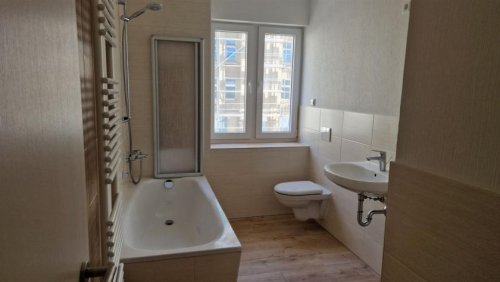 Chemnitz Immo Großzügige und neurenovierte 2-Zimmer mit Balkon, Laminat und Wannenbad in guter Lage Wohnung mieten
