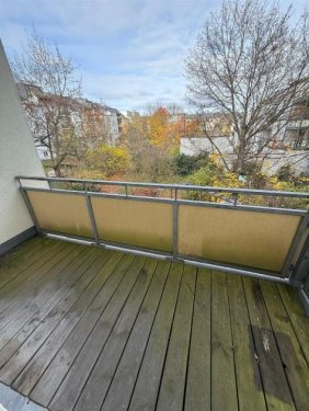 Chemnitz Immobilienportal Großzügige 2-Zimmer mit neuem Laminat, Dusche und Balkon in ruhiger Lage! Wohnung mieten