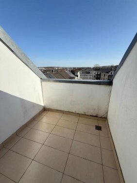 Chemnitz Immobilien Kompakte DG 3-Zimmer mit Aufzug, Laminat, Dachbalkon und Eckwanne in guter Lage! Wohnung mieten