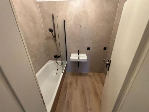Chemnitz Immobilien NEU-Sanierte 2-Zimmer mit Laminat, Wannenbad und offener Küche in zentraler Lage! EBK mgl. Wohnung mieten