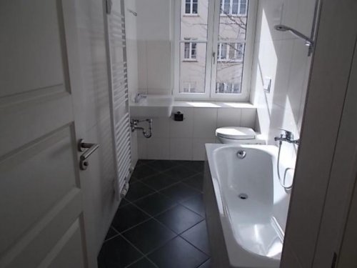 Chemnitz Immobilien Vormieter verkauft EBK *** 2-Zimmer mit Laminat und Wannenbad in guter Lage *** Wohnung mieten