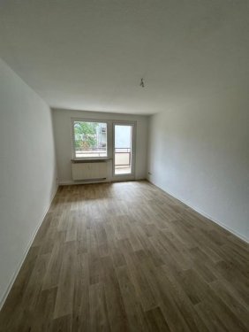 Chemnitz Immobilien Frisch renoviert! Helle 3-Zi. mit sonnigem Balkon, Eckwanne und Vinyl in ruhiger Lage! Wohnung mieten