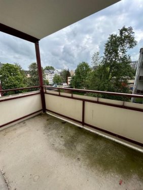 Chemnitz Immo Frisch renoviert! Helle 3-Zi. mit sonnigem Balkon, Eckwanne und Vinyl in ruhiger Lage! Wohnung mieten