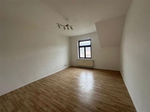 Chemnitz Suche Immobilie Große DG 3-Zimmer mit neuer EBK, Laminat, Wanne, Dusche und Aufzug in zentraler Lage! Wohnung mieten