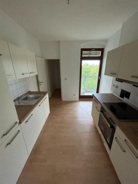 Chemnitz Immobilie kostenlos inserieren Großzügige 3-Zimmer mit Einbauküche, Balkon, Wannenbad und Laminat in zentraler Lage! SP mgl. Wohnung mieten