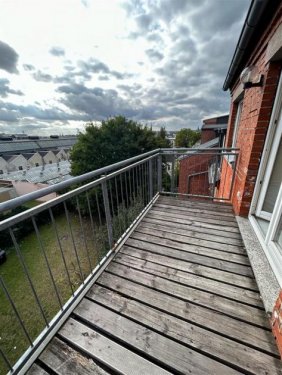 Chemnitz Suche Immobilie Großzügige DG 2-Zimmer mit Laminat, EBK, Balkon und Wannenbad! Wohnung mieten