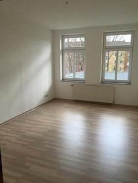 Chemnitz Immo Günstige 3-Zi. mit Aufzug, Einbauküche, Balkon, Wanne, Dusche und Laminat! Wohnung mieten