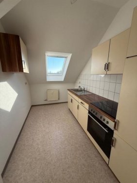 Chemnitz Immo Helle DG 2-Zimmer mit Laminat, Wanne, eigenem Hausgarten mgl. und EBK! Stellplatz mgl. Wohnung mieten