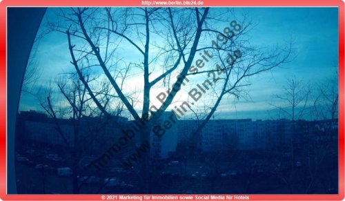 Berlin Wohnen auf Zeit Ferienwohnung mit Wannenbad in Berlin - Friedrichshain wird neu möbliert Diele Kammer Wohnung mieten