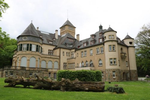 Duisburg Teure Wohnungen Prinzenhöhe - exklusive DG-Wohnung im Schloss inmitten einer eigenen Parkanlage Wohnung mieten