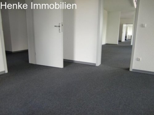 Frankfurt am Main Günstiges Büro Schöne und helle Bürofläche im 2. OG, 10 Räume, 300 m², Teeküche, Berner Straße, zu vermieten Gewerbe mieten