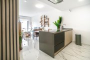 Orihuela Costa Neuwertige Penthouse-Wohnung mit 2 Schlafzimmern, 2 Bädern, Dachterrasse, Gemeinschaftspool und Tiefgaragenstellplatz Wohnung