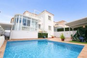 Orihuela Costa Villa mit 4 Schlafzimmern, 3 Bädern, Gästeappartement und Privatpool in Las Filipinas Haus kaufen