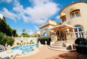Orihuela Costa Zweigeschossige Villa mit 2 Schlafzimmern, 2 Bädern, Wintergarten und Privatpool Haus kaufen