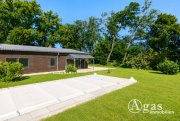 Fichtenhöhe Generationen-Wohnen mit viel Platz: 6-Zimmer-Einfamilienhaus im Bungalow-Stil mit Garten und Pool Haus kaufen