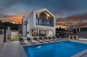 Zadar Zeitgenössische Villa mit Schwimmbad in bester Lage am Meer Haus kaufen