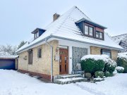 Heide Attraktives Walmdachhaus mit Wintergarten, Balkon und eingewachsenem Grundstück in Heide-Ost Haus kaufen