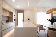 Los Alcázares Quattrovillen mit 3 Schlafzimmern, Klimaanlage, Kfz-Stellplatz und Privatpool in einer wunderschönen Golfanlage und nur 500 m