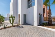 Los Alcázares Zweigeschossige Villen mit 3 Schlafzimmern, 2 Bädern, Vorinstallation Klimaanlage und Privatpool am Golfplatz von La Serena