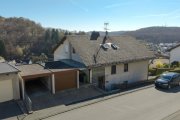 Bad Endbach ++ KRAG Immobilien ++ Zweifamilienhaus mit vermieteter Wohnung und Doppelgarage Haus kaufen