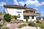 Eschershausen Wohnhaus mit 2 Wohneinheiten, Einliegerwohnung sowie Doppel- garage in 37632 Eschershausen! Haus kaufen