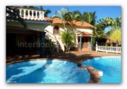Sosúa/Dominikanische Republik Sosua: Villa mit 215 qm (2300 sqft)Wohnfläche, drei Schlafzimmer, vier Bäder mit Pool in privater Wohnanlage mit Meerblick. 