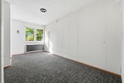 Köln Sanierungsbedürftiges Reihenendhaus mit Garage in Köln-Heimersdorf (Erbpachtgrundstück) Haus kaufen