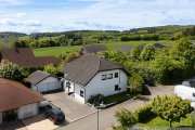 Welcherath Nähe Nürburgring: Gepflegtes Wohnhaus mit Doppelgarage und Garten in Welcherath Haus kaufen