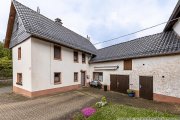 Blankenheim (Kreis Euskirchen) Eifel-Bauernhaus mit großer Scheune und Nebengebäuden in Blankenheim-Hüngersdorf Haus kaufen