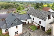 Blankenheim (Kreis Euskirchen) Eifel-Bauernhaus mit großer Scheune und Nebengebäuden in Blankenheim-Hüngersdorf Haus kaufen