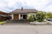 Uersfeld Wohnen auf einer Ebene in der Vulkaneifel: Einfamilienhaus mit Garten u. Garage in Uersfeld b. Ulmen Haus kaufen