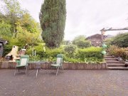 Wissen CITYHOUSE: Großzügiges Zweifamilienhaus mit Ausbaupotenzial, Garten & 3 Garagen Haus kaufen
