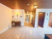 Wissen CITYHOUSE: Großzügiges Zweifamilienhaus mit Ausbaupotenzial, Garten & 3 Garagen Haus kaufen
