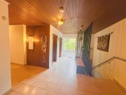 Wissen CITYHOUSE: Großzügiges Zweifamilienhaus mit Ausbaupotenzial, Garten & 3 Garagen Haus kaufen