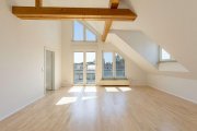 Frankfurt am Main Hohe Decken, kleine WEG, neue Heizung - schöne Dachgeschosswohnung in Seckbach Wohnung kaufen