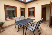 Pécs Zwei-Generationen-Familienhaus zum Verkauf in Pécs-Tetty - zwei separate Wohnungen, Doppelgarage, Sauna und Whirlpool Haus