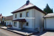 Hümpfershausen Ihr Platz in der Rhön: solides Wohnhaus mit großem Nebengelass, Park-Garten & Weitblick Haus kaufen