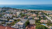 Albufeira Diese geräumige Villa mit offenem Meerblick und nur wenige Gehminuten vom Strand, Restaurants, Geschäften und Supermarkt wird