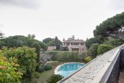 Barcelona Außergewöhnliches Haus im exklusiven Viertel Pedralbes, mit großem Grundstück und Privatsphäre, mit viel Tageslicht und Das