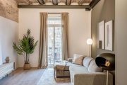 Barcelona Die 77 m² große Wohnung ist komplett renoviert und verteilt sich auf einen großzügigen Tagesbereich, bestehend aus einer