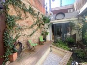 Barcelona Komplett renoviertes Duplex in einem Erdgeschoss mit Garten. Wohnzimmer mit offener Küche, Gäste-WC, Garten mit Mini-Pool und
