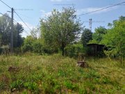 Pócsmegyer Pócsmegyer Surány, Holló utcában 693 m2-es saroktelek eladó. Villany a telken belül, a víz fúrt kútból biztosítható.